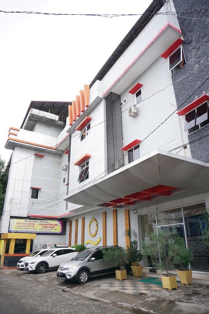 Hotel Mangga Dua Макасар Экстерьер фото