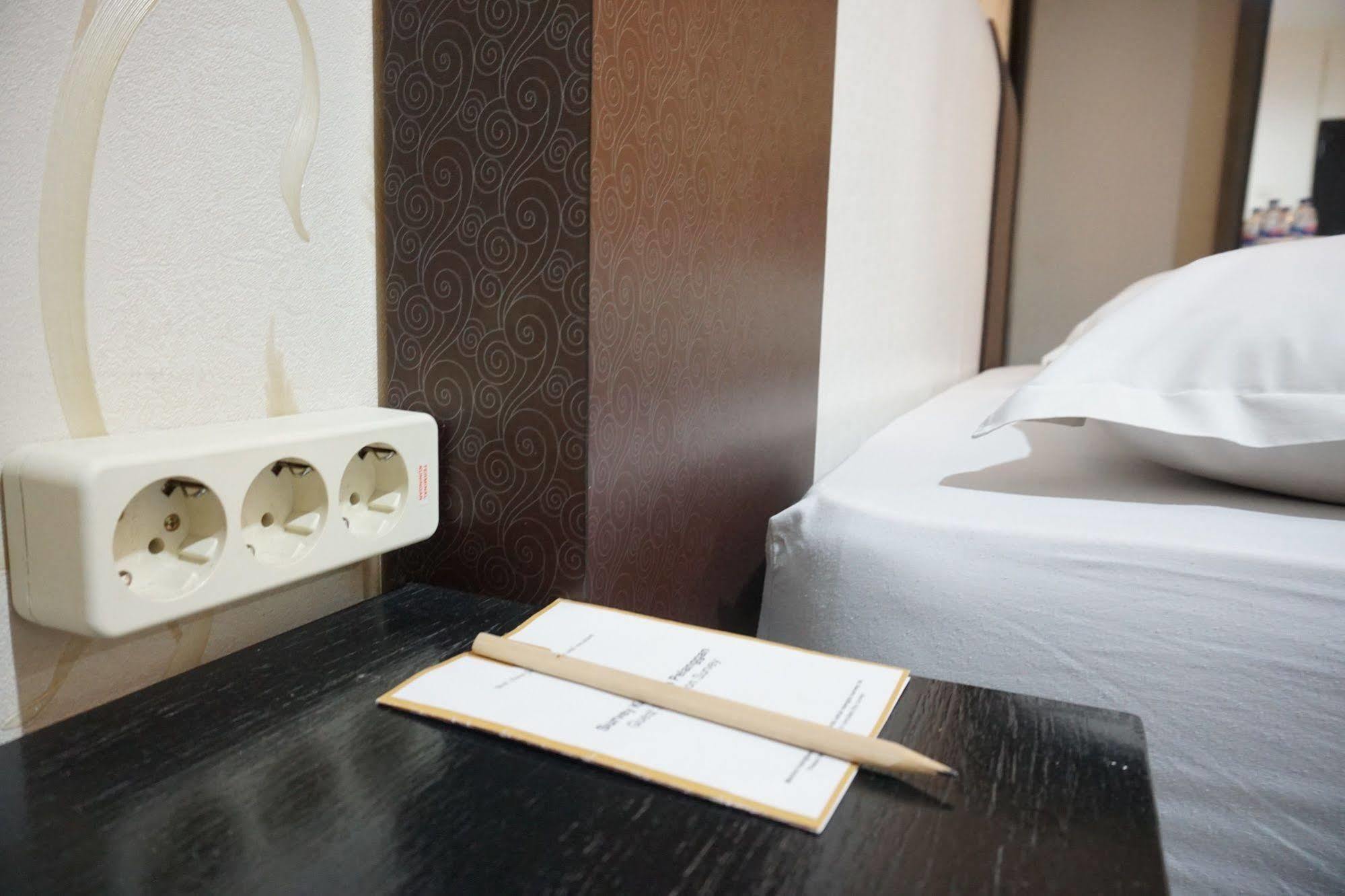 Hotel Mangga Dua Макасар Экстерьер фото