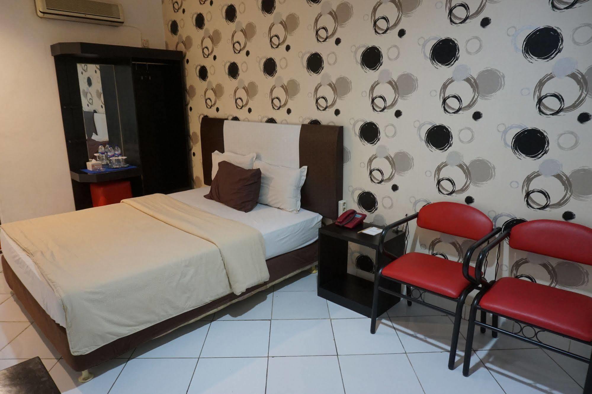 Hotel Mangga Dua Макасар Экстерьер фото